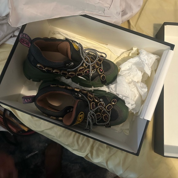 It’s authentic Gucci flashtreck used like new with original box and dust bag - Picture 4 of 8